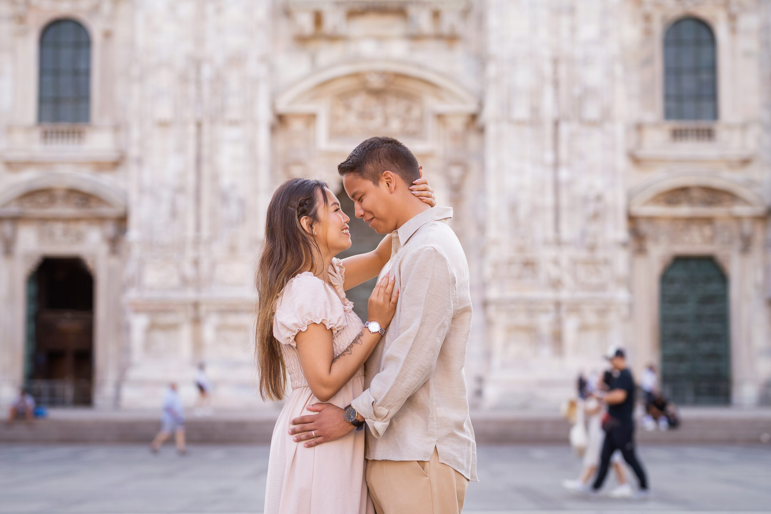 Servizio fotografico engagement a Milano | Coppia innamorata davanti al Duomo