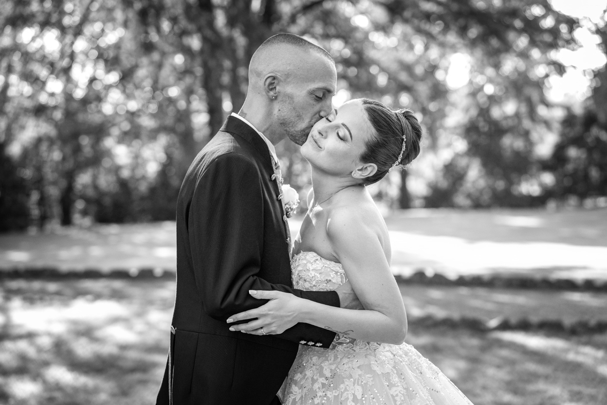 Sposi felici immortalati da Novara Sposi durante il servizio fotografico di matrimonio, recensione positiva di Ilaria e Davide.