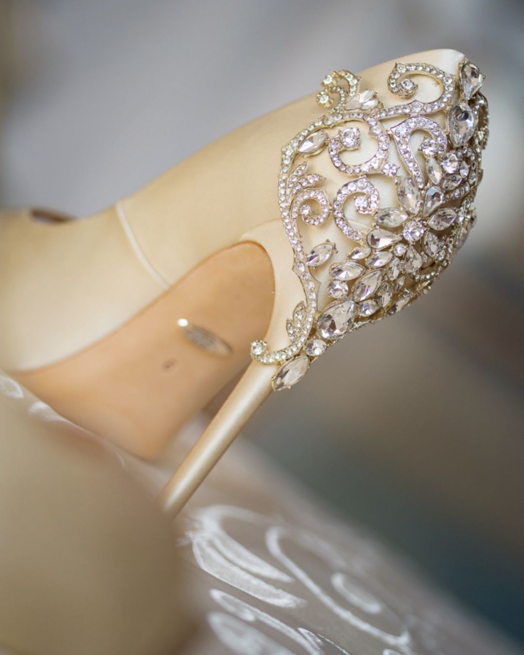 Scarpe da sposa con tacco alto e decorazioni gioiello scintillanti