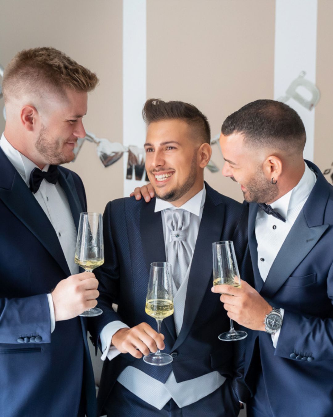 Lo sposo brinda con amici e testimoni durante i preparativi del matrimonio