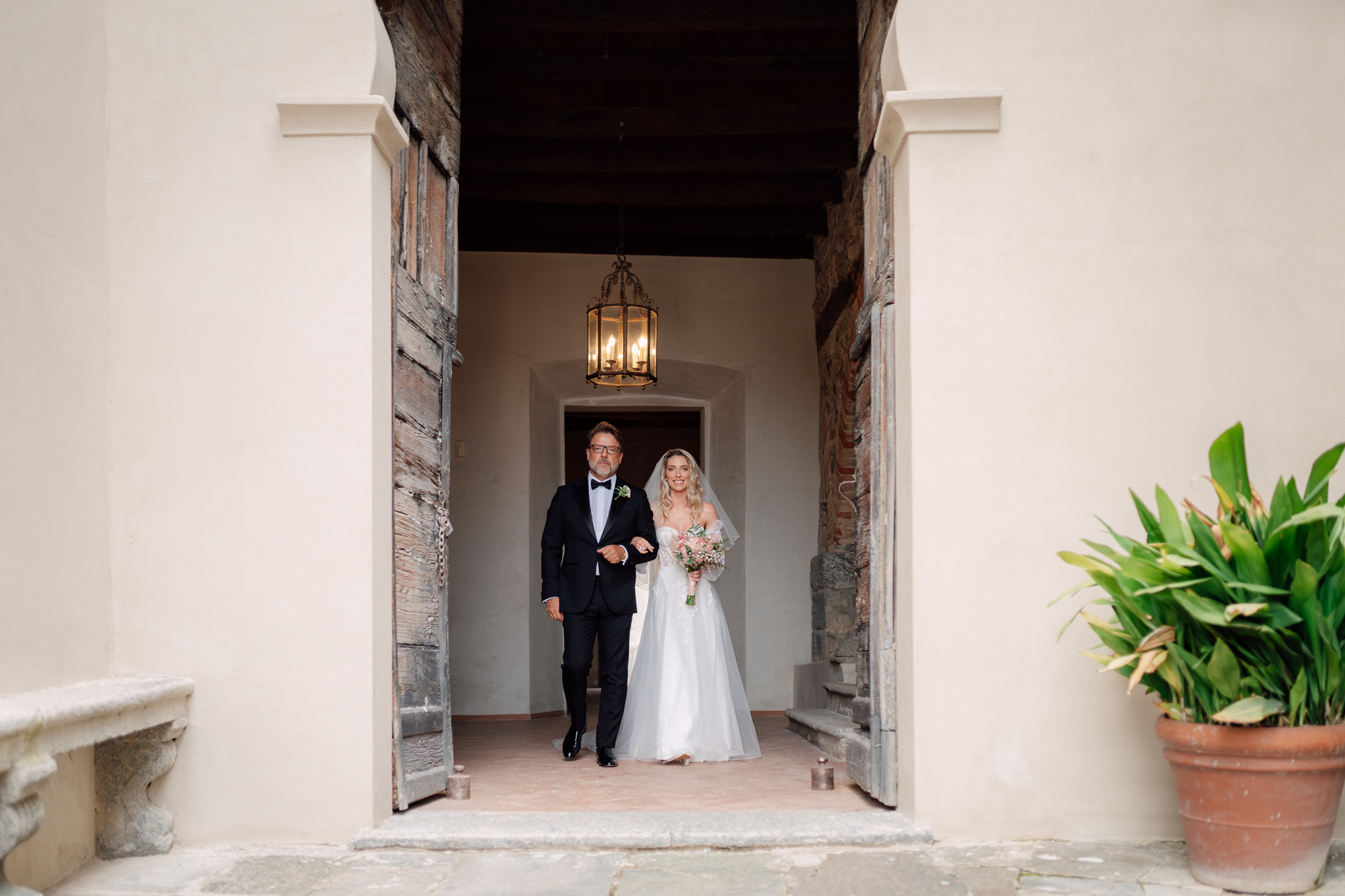 La sposa Beatrice entra alla cerimonia accompagnata dal padre, un momento emozionante catturato da NovaraSposi.