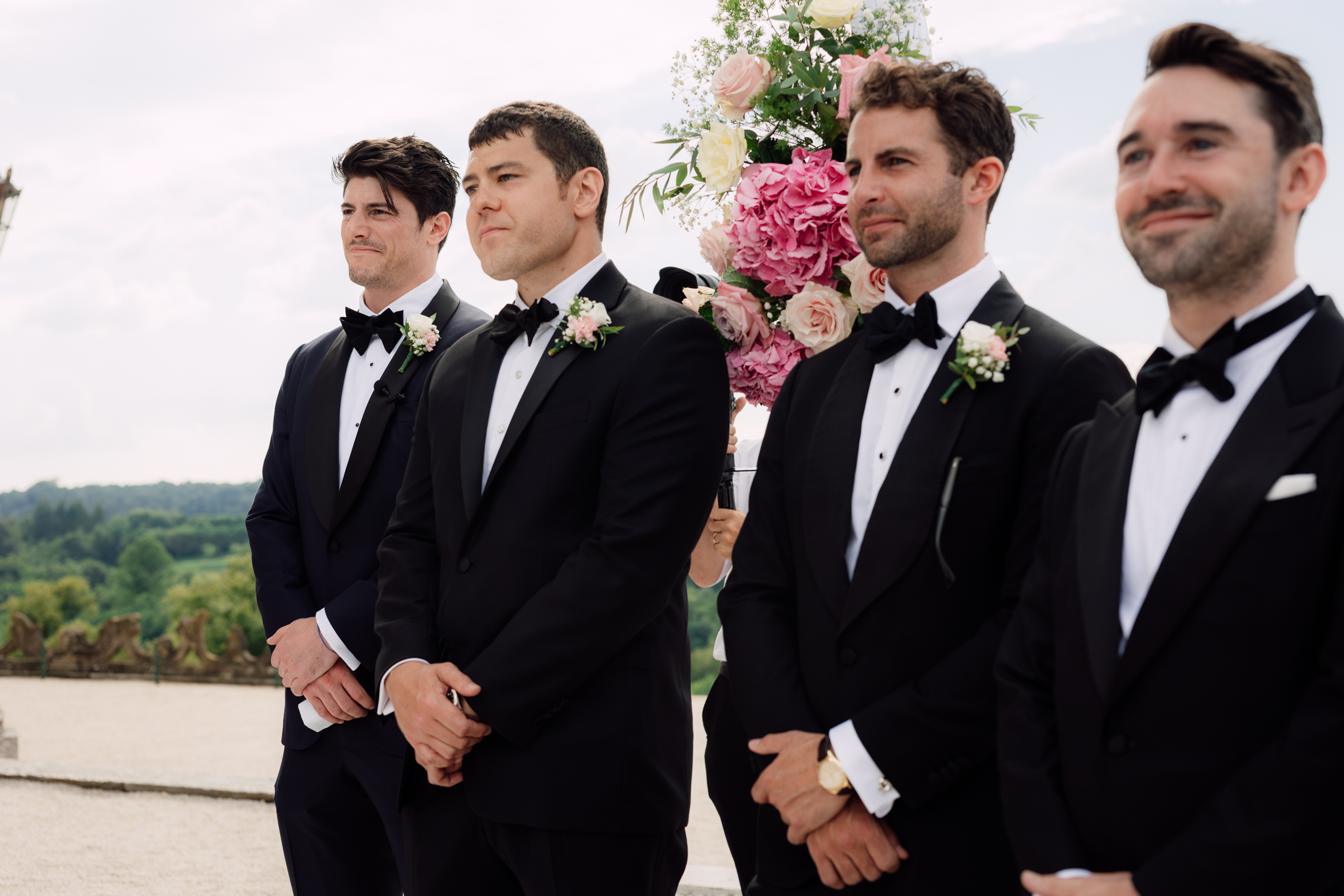 I testimoni e amici dello sposo attendono l’arrivo della sposa, tra emozione e complicità.