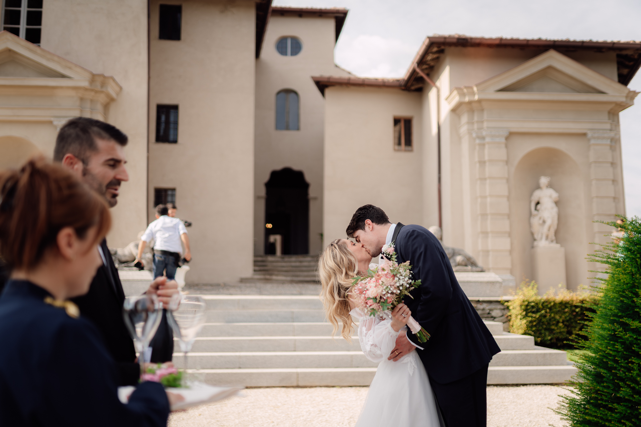 Beatrice e Conrad si baciano davanti alla villa storica, in un momento spontaneo e romantico.