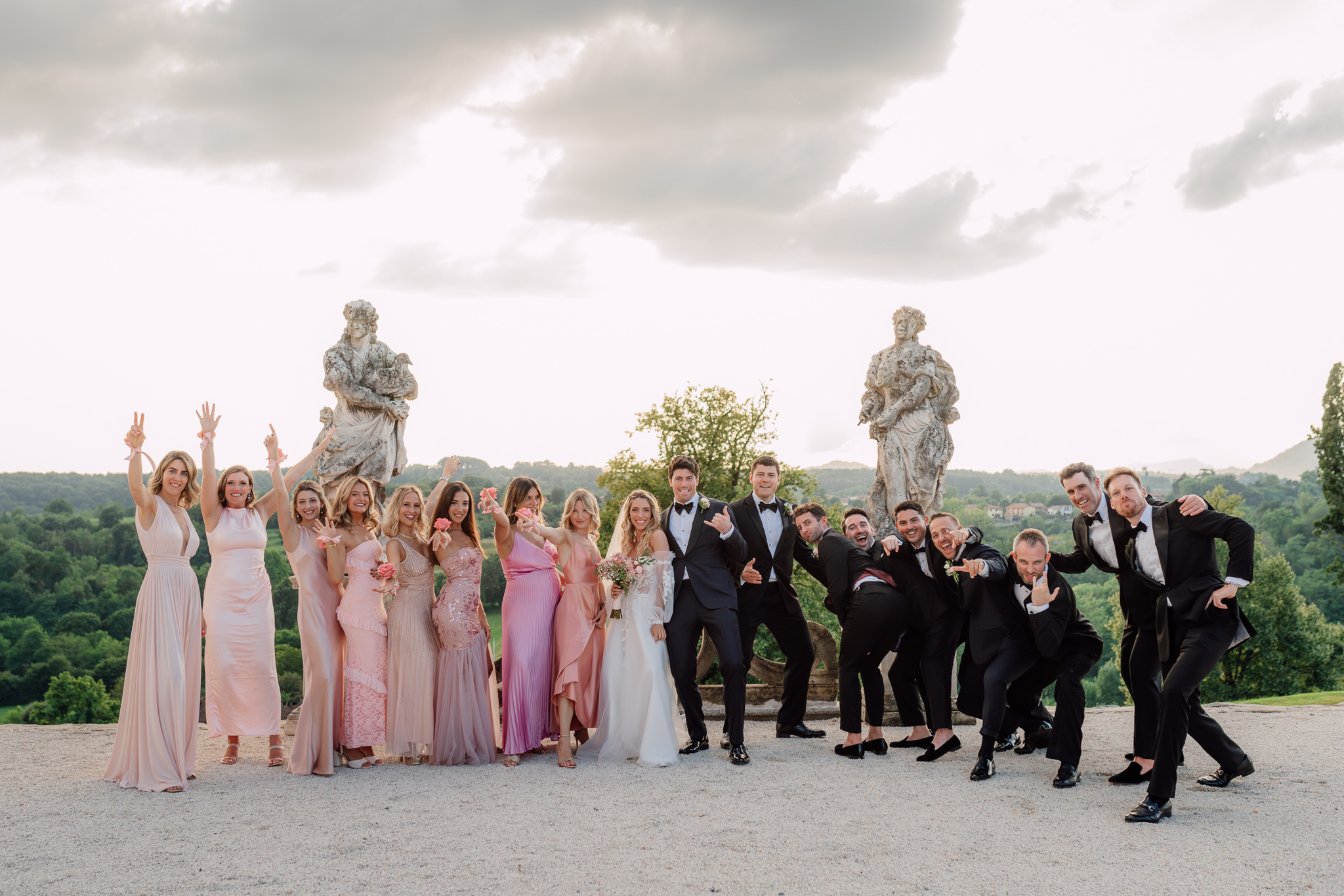 Beatrice e Conrad festeggiano con amici e testimoni, tra risate e allegria dopo la cerimonia.