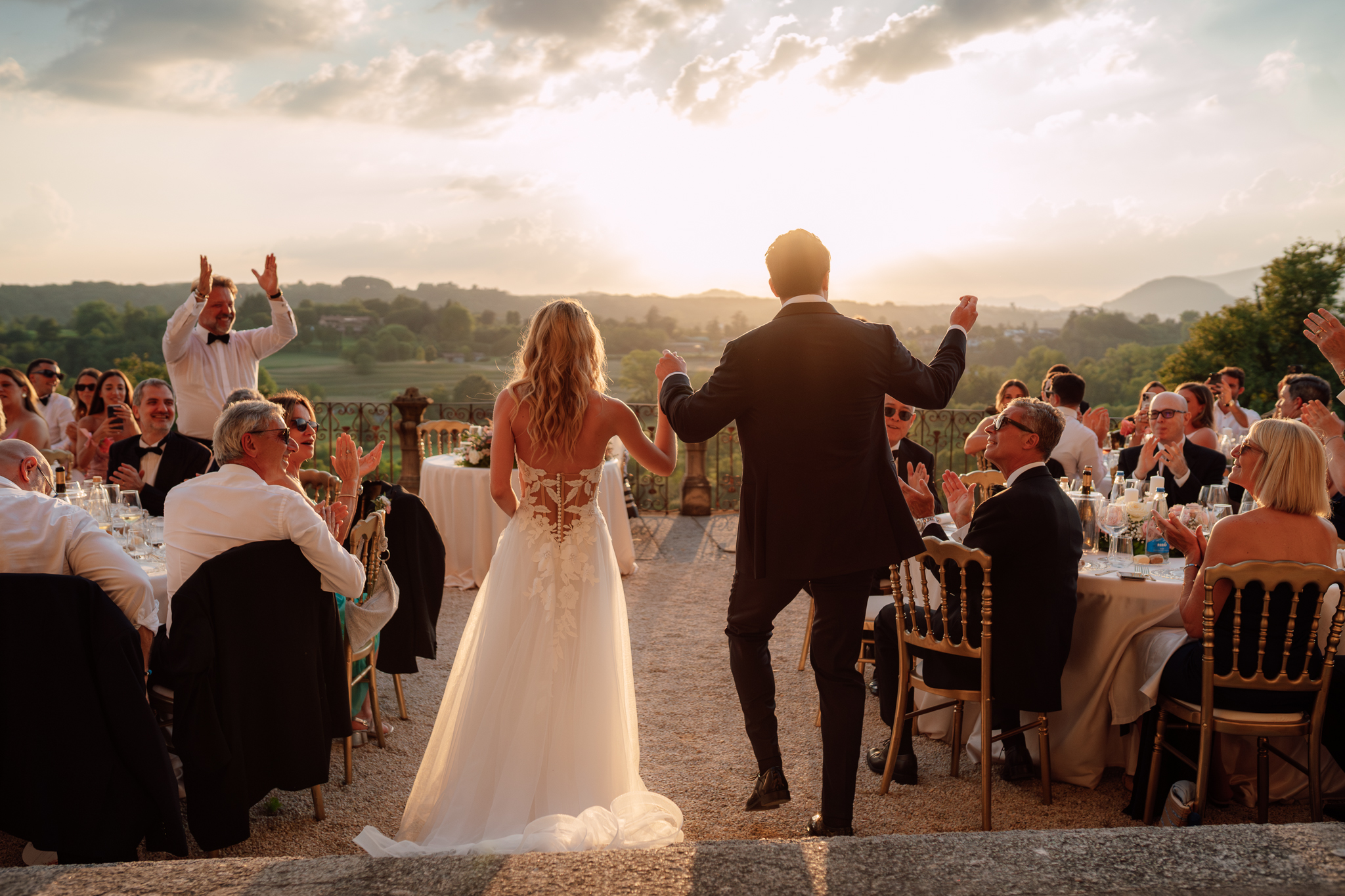 Gli sposi entrano tra gli applausi degli invitati durante il ricevimento.