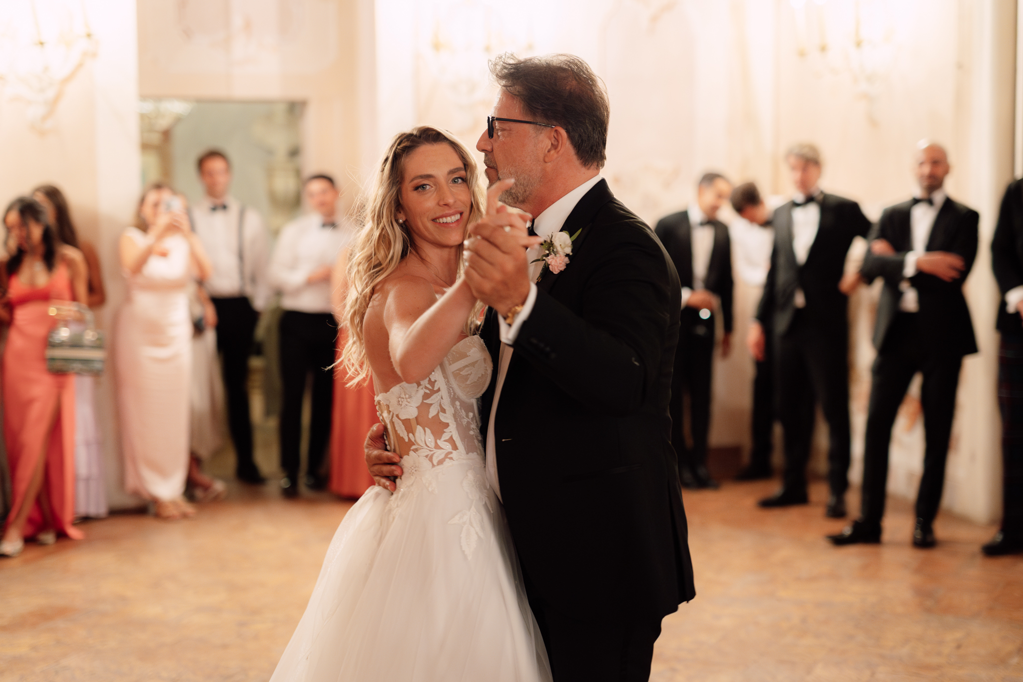 La sposa balla con il padre durante il ricevimento di nozze.