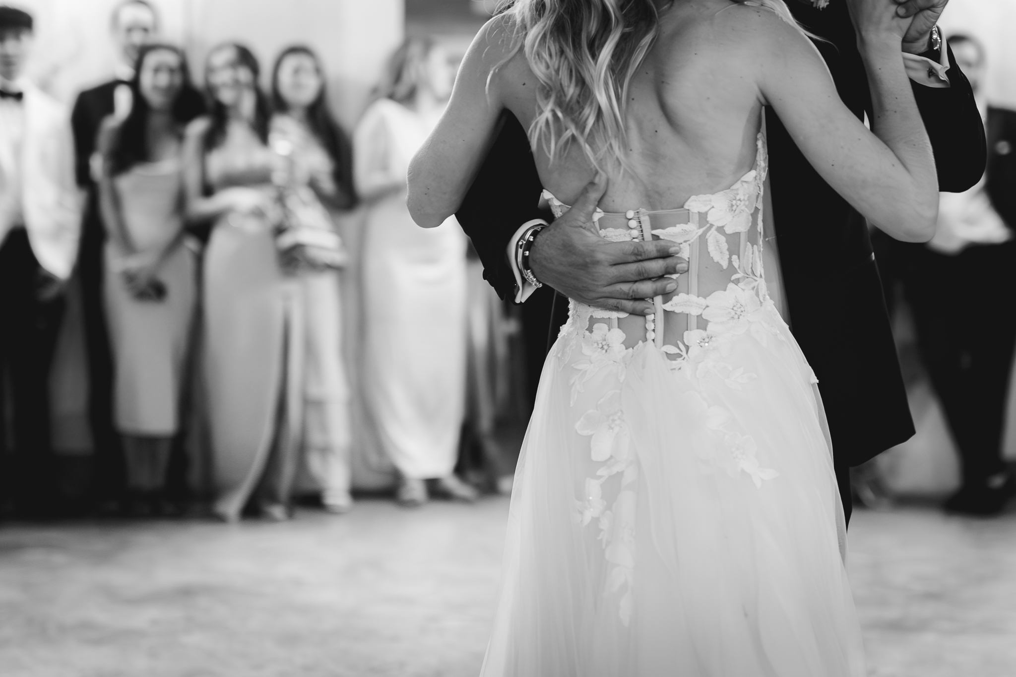 Dettaglio in bianco e nero della sposa durante il primo ballo con il padre.