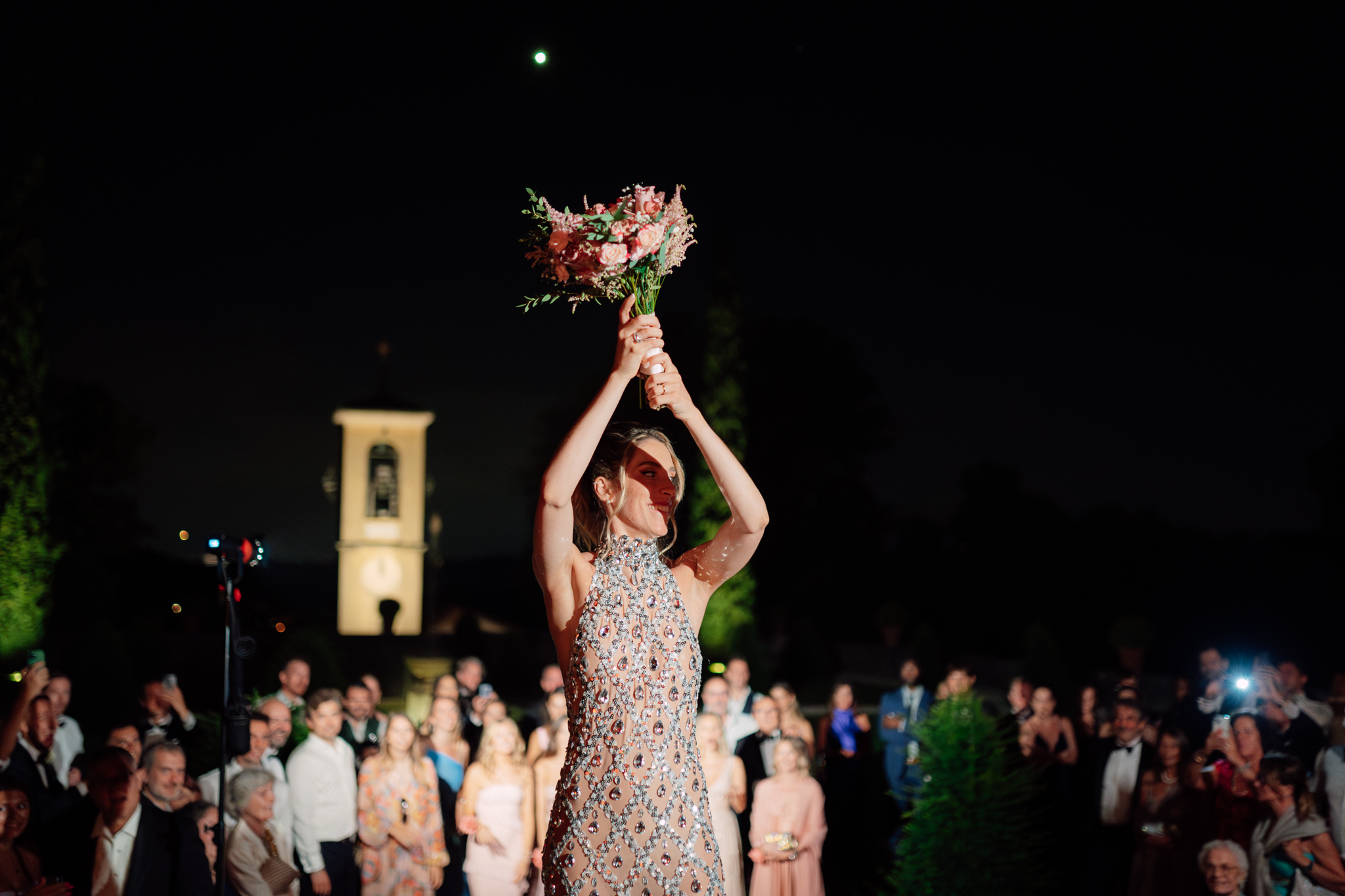 Sposa solleva il bouquet prima del lancio