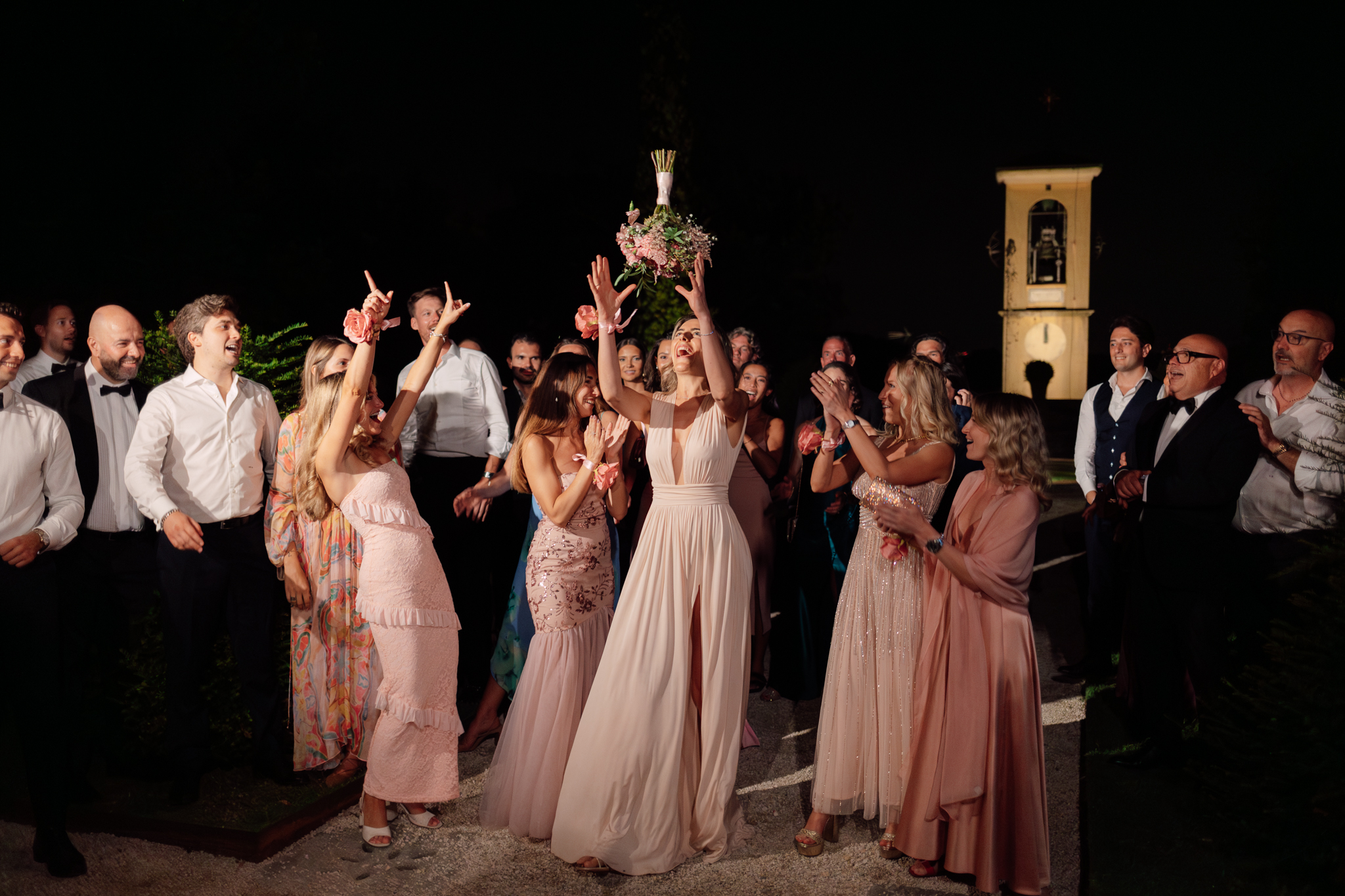 Invitate festeggiano dopo il lancio del bouquet al matrimonio
