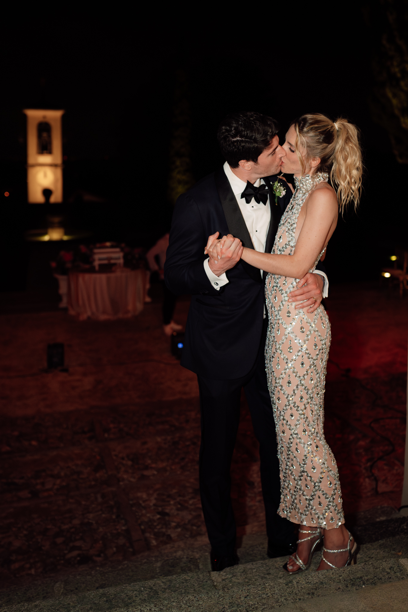 Bacio romantico degli sposi durante la festa serale